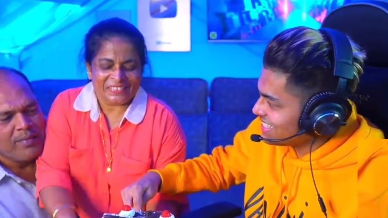 Jonathan celebrating his 2 million subscribers With his Mom and Dad❤️ on live streaming|