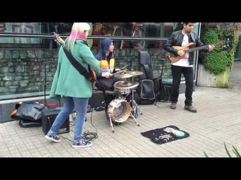 bass-battle-on-the-street