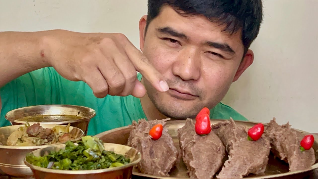 Традиционное непальское блюдо дхидо с местной курицей