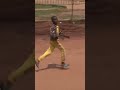 NIÑO CORRE JUNTO AL PAPA LEON XIV EN SAURIMO, ANGOLA