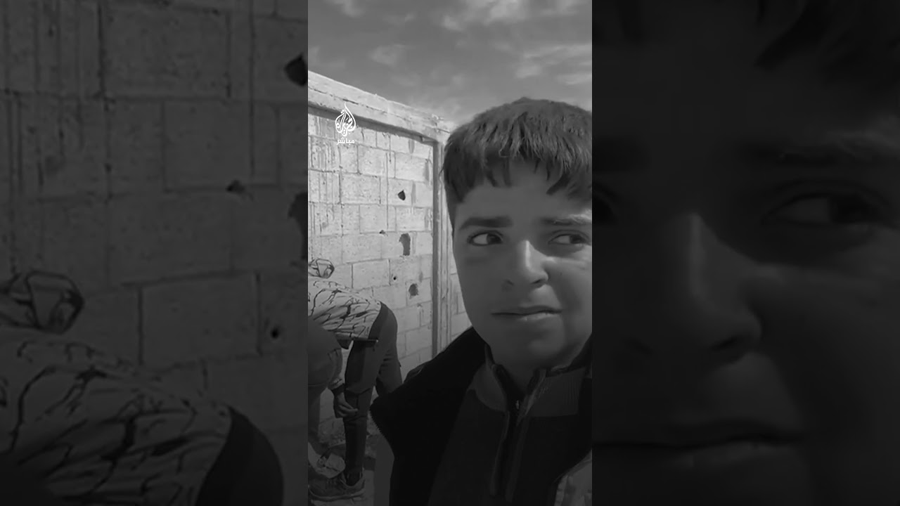 ظل متمسكا بحذائه.. حسرة وذهول فتى فلسطيني بعد استشهاد أخيه في غزة