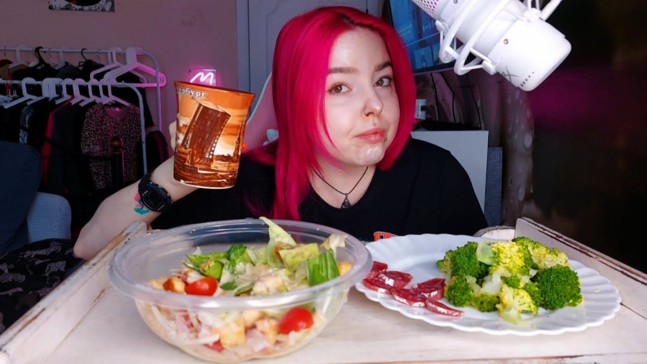 Салат цезарь ,брокколи и колбаса с трюфелем мукбанг /еда на камеру mukbang