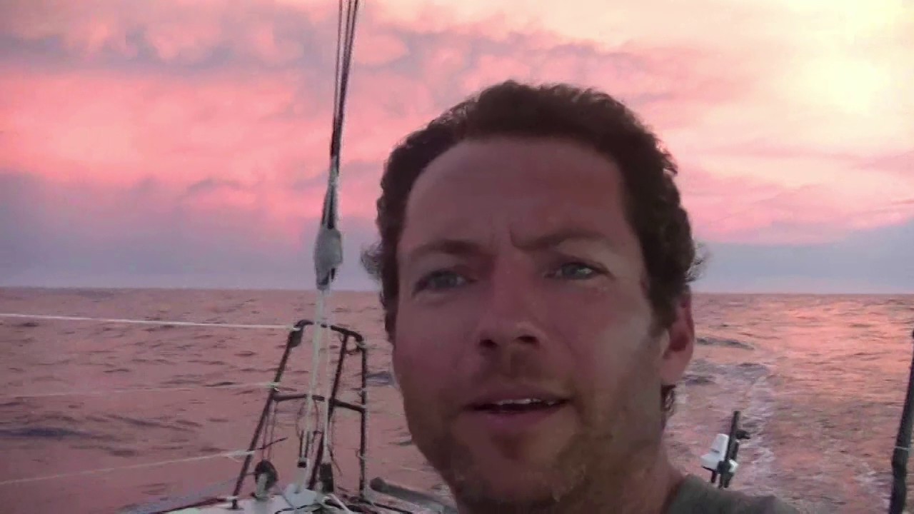 J87 : Romain Attanasio sous un grain puis face à un magnifique coucher de soleil / Vendée Globe
