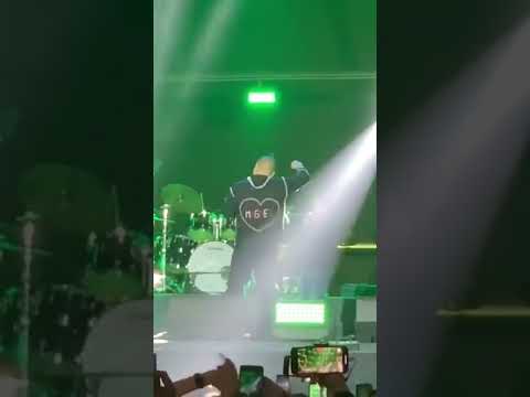لاول مرة عمرو دياب يغني انت يللي بحبك لايڤ