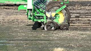 COMBINED DEPTH GAUGE WHEEL AND SCRAPER FOR A PLANTER Mud Demo