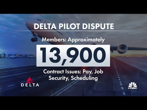 Delta pilots picket ahead of the holiday weekend