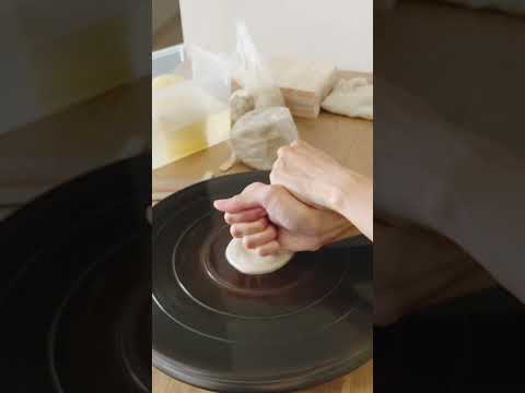 Video Công đoạn xoay nền đất sét để gắn ván gỗ | Nhìn bàn... - youtube