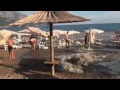 Pukla cijev u Bečićima, voda odnijela pola plaže