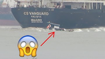 Chiếc xuồng bị sóng tàu container cuốn trên sông Soài Rạp