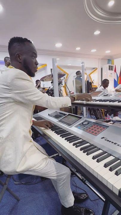 Akwaboah once again playing Church keyboard with full Energy #akwaboah