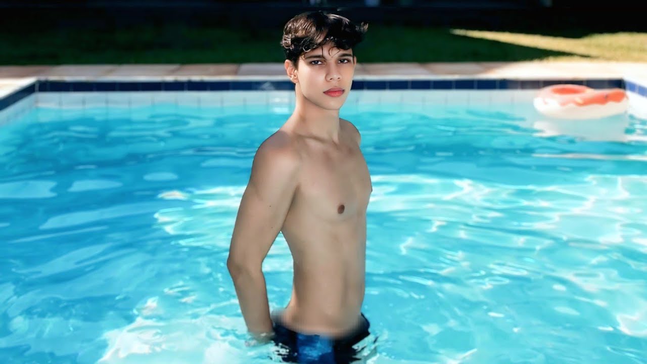 Потрясающая молодая фитнес-модель | DSENA