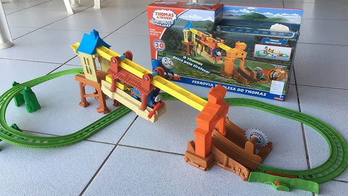 O TREM MAIS MALUCO DA LOJA DE BRINQUEDOS. DÁ CAMBALHOTA E ANDA NA PISTA  SUPER COLORIDA! 