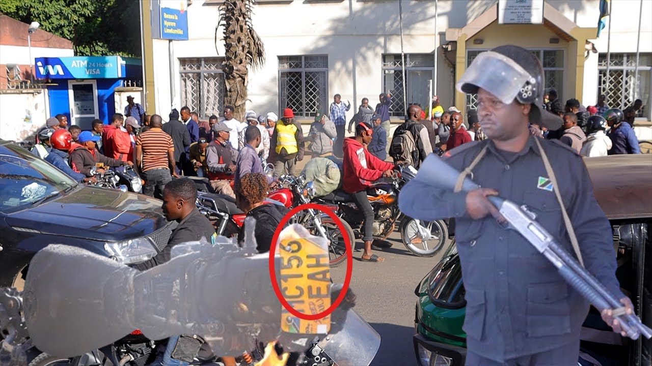 RISASI YAFYATULIWA ARUSHA MUDA HUU KUTAWANYA MAJAMBAZI WAWILI, PIKIPIKI YACHOMWA KATIKATI YA MJI