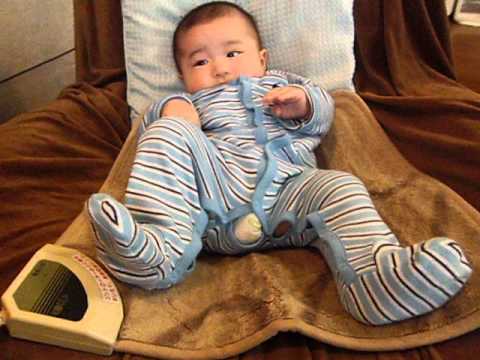 妖怪体操で踊る４ヶ月児