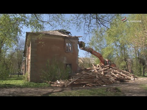 В Серпухове производят демонтаж аварийного строения