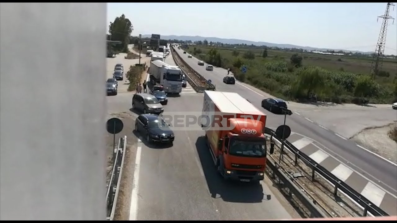 shqiptare meaning Report TV - Përplasen tre makina, 6 km radhë në Lushnje! Trafik edhe në Vlorë