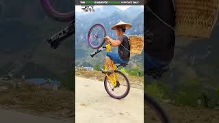 अपनी साइकिल का पहिया निकालकर चला रहे हैं। 🤯❤ #shortvideo #shortfeed