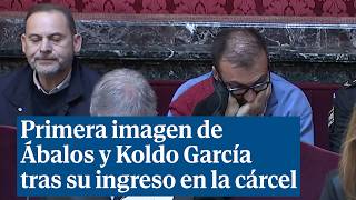 La primera imagen de Ábalos y Koldo tras su entrada en la cárcel: uno, tapado; el otro, cansado