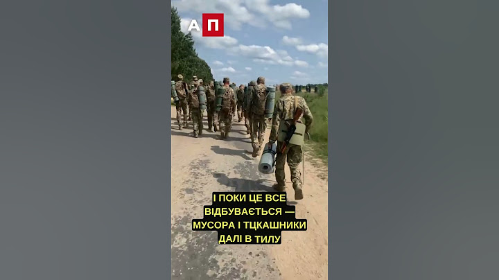 У мережі шириться відео: за колоною військових плететься боєць з паличкою