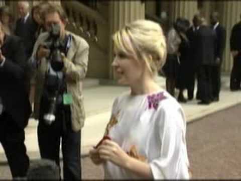 Video: Kylie Minogue hat gegen die Etikette des Buckingham Palace verstoßen