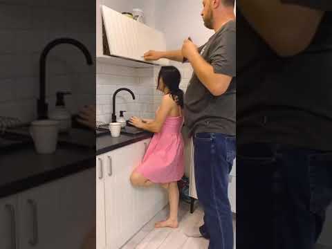 عندما يدخل الزوج على الزوجة في المطبخ ايش اسوي