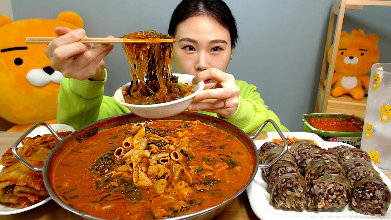 Gopchang-jeongol (тушеное мясо) со стеклянной лапшой и Soondae (кровяная колбаса) Mukbang