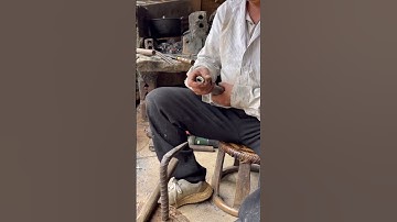 Làm cán dao bằng sừng trâu.