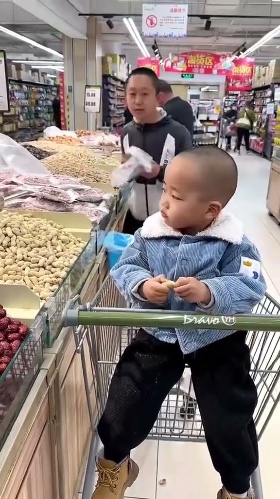 熊孩子逛超市，一眼没看到就吃上了！#Cute baby#Cute#呆萌小米宝#聪明宝宝#萌娃
