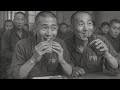 Japanische Kriegsgefangene probieren zum ersten Mal Hamburger und Coca-Cola – Zweiter Weltkrieg