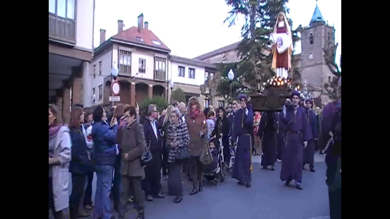 El Jueves Santo y la Procesión del Calvario en Villaviciosa  seguidas por un numerosísimo público 14