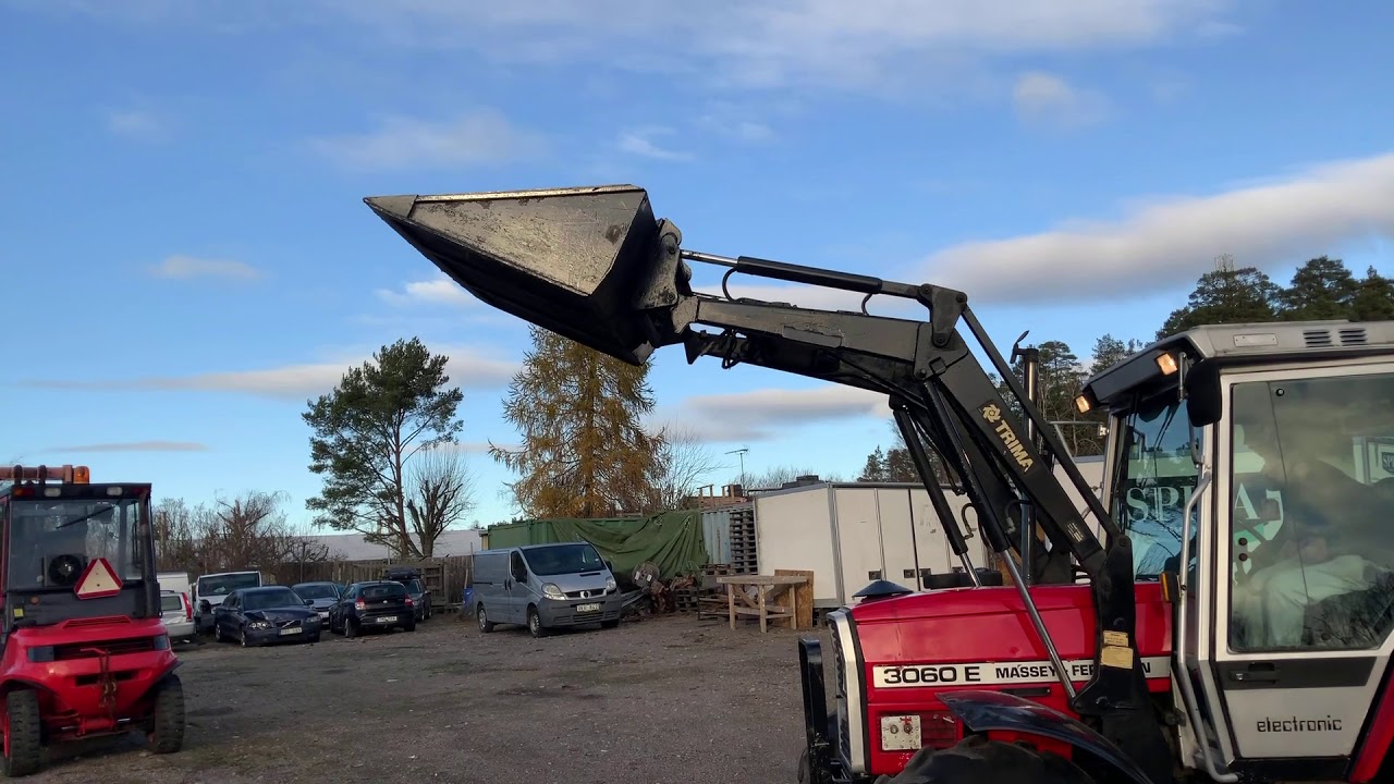 Köp Traktor Massey Ferguson 3060 E med lastare & plogutrustning på Klaravik