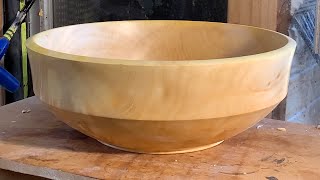 Richard Raffan battles hard box elder with twisted grain.