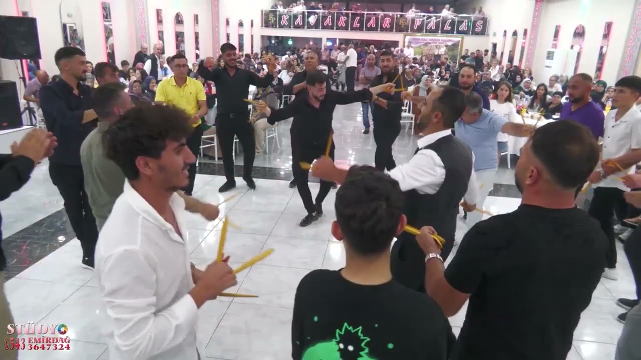 Gençler Sahnede Kavaklar Düğün Salonu