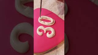 How to prevent craters with puffy royal icing. #baking #icing #sugarcookiedecorating