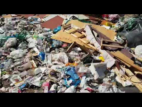 Lixo jogado nas proximidades do Parque de Eventos