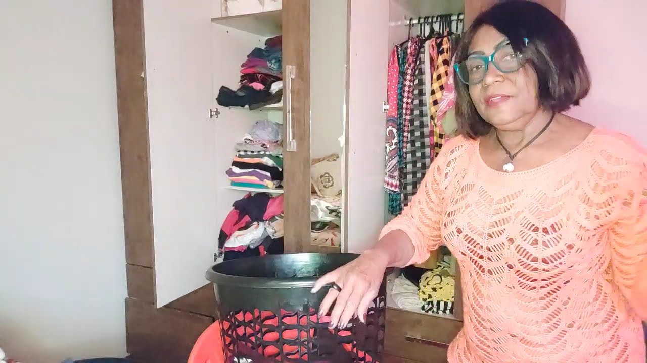 Organizando o guarda roupas.