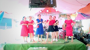 Khách mời đến từ Minh Long lên hát thật sôi động tại đám cưới ở Sơn Cao