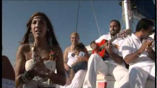 Luisa y Chelo cantando en un barco.avi