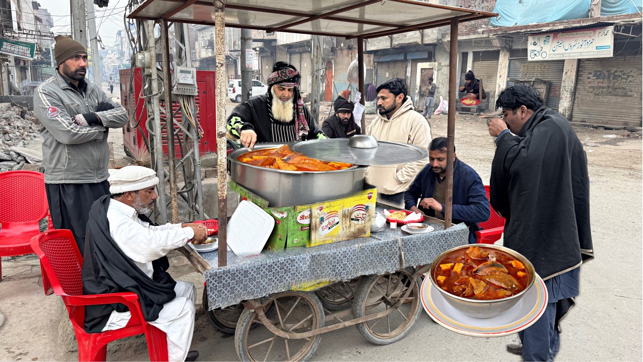 MUST-TRY DESI BONG PAYE BREAKFAST CART IN PAKISTAN 😍 | Real Pakistani Street Food Nashta - Bong Paye