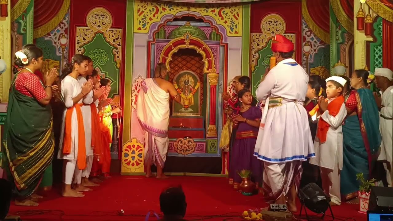 भक्तांचिये-साठी देव उभा वाळवंटी || ओवाळया विठुराया जाहलीसे दाटी || संगीत - पंढरपूर 