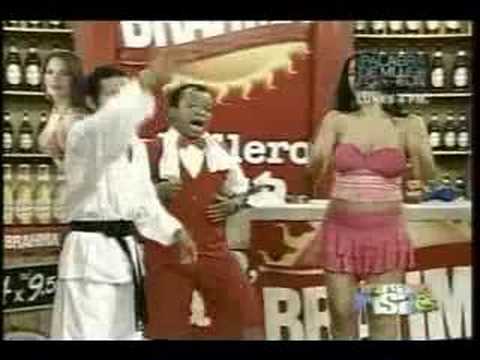 Recargados de Risa – Mariella Zanetti con minifalda rosada