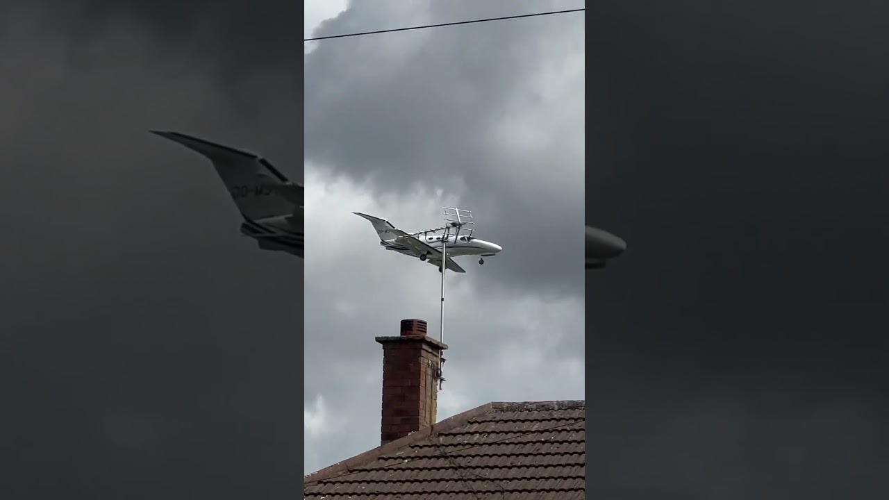 Cessna 510 Citation Mustang flying right above the roofs 🛬 