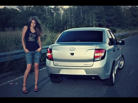 Машина справа стоит