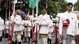 Mari berbagi: 💖BERTEMU ABDI DALEM CILIK PERSIAPAN GREBEG MAULUD DI KRATON