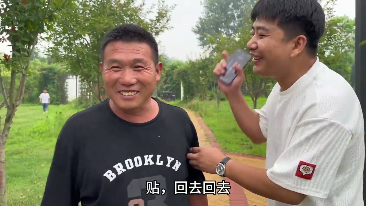 建华三人去公园玩，三人突发奇想上演纸巾打战。把人笑的肚子疼。#用抖音记录农村真实生活