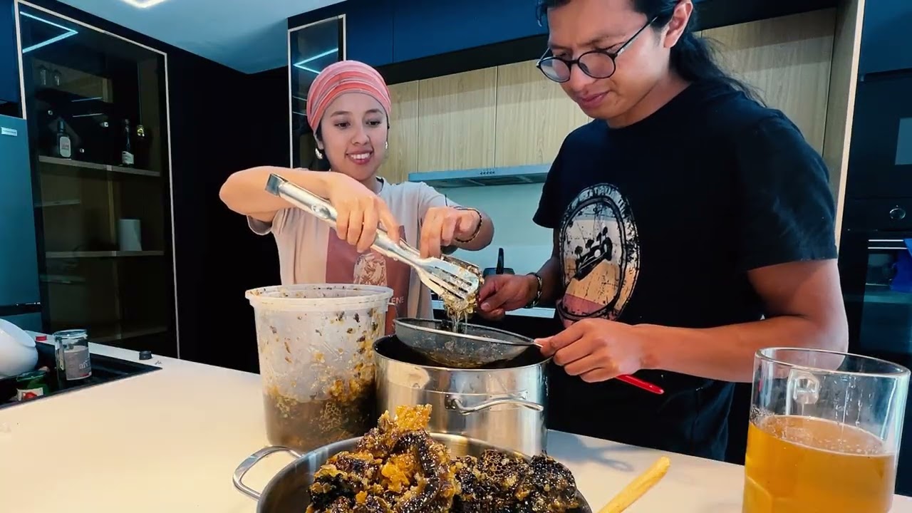 Sacamos mas de cinco litros de miel de nuestras abejitas