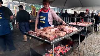 Churrasco na rua: 500 kg de carne bovina, 300 kg de porco, 250 kg de salsichão