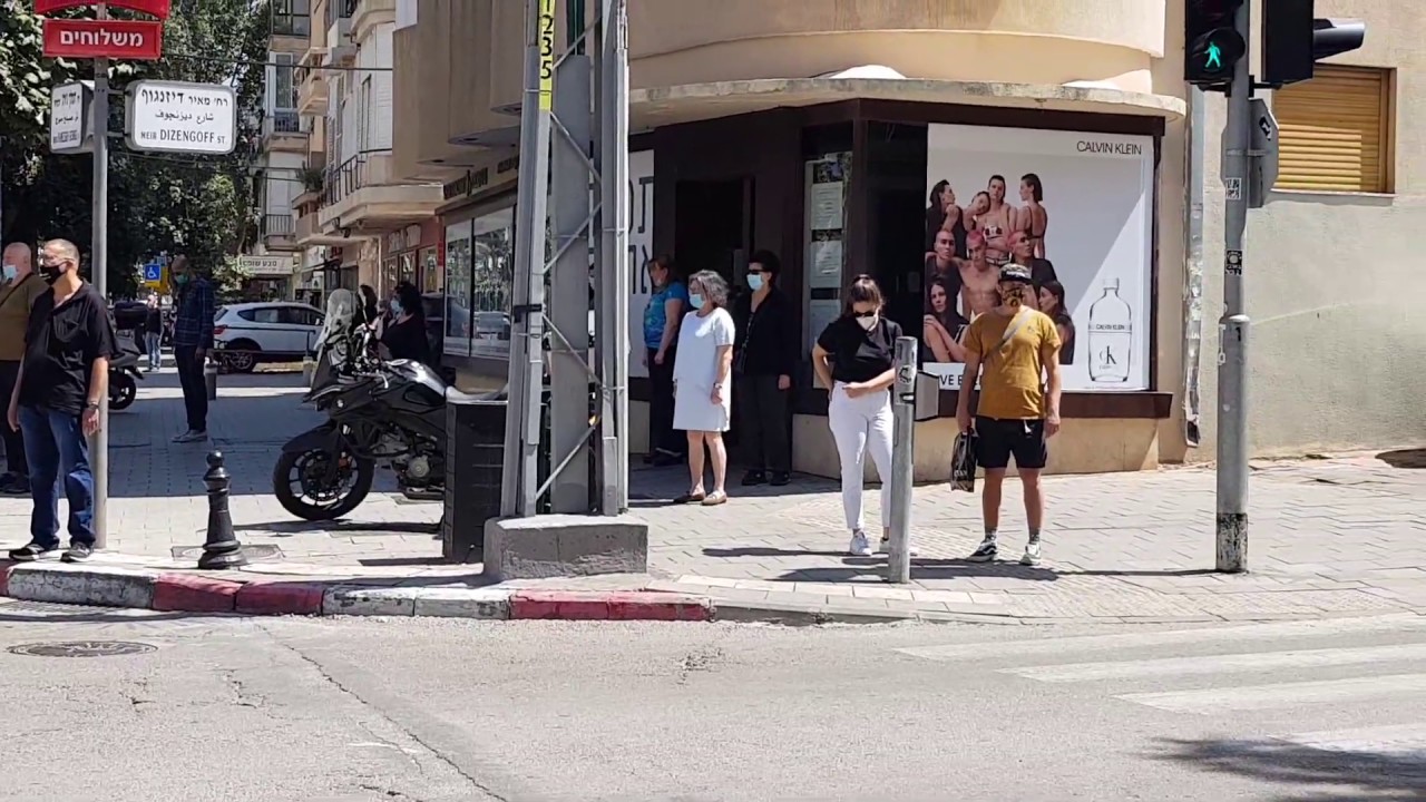 2-minute siren sounds across Israel as the country remembers its fallen soldiers and terror victims