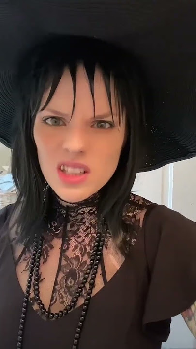 🪲🧃#beetlejuicemovie #beetlejuice #lydiadeetz #lydiadeetzcosplay #gothgirl #vampire #cosplay #goth