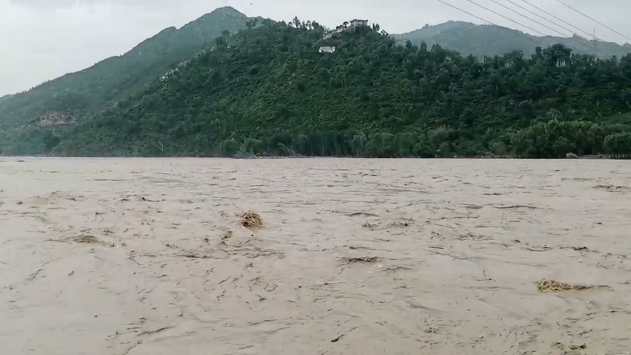 چکدرہ کے مقام پر سیلابی ریلے کا منظر